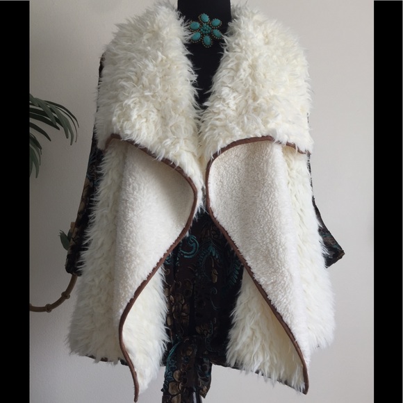 How very loved Jackets & Blazers - How very loved Cream fuzzy vest Brn Trim Sz o/s